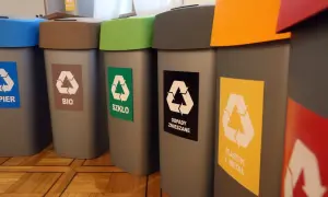 Kolorowe pojemniki ułatwiają segregację śmieci: papier, bio, szkło, odpady zmieszane, plastik i metal.
