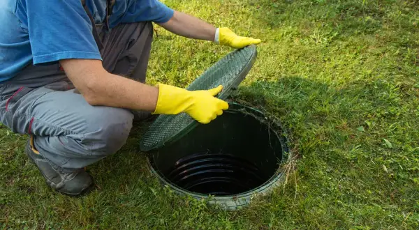 Czy przydomowa oczyszczalnia śmierdzi? Sprawdź przyczyny nieprzyjemnych zapachów