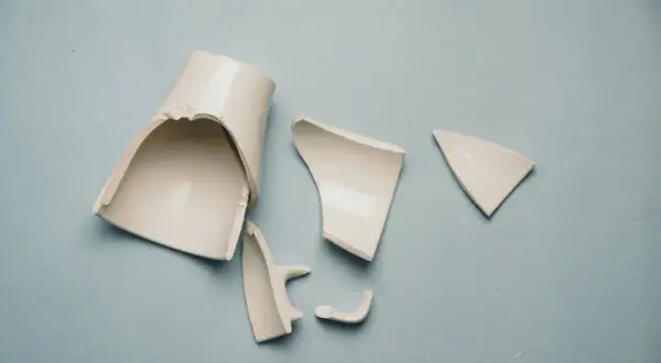 Gdzie wyrzucić ceramikę? Uniknij błędów w utylizacji naczyń