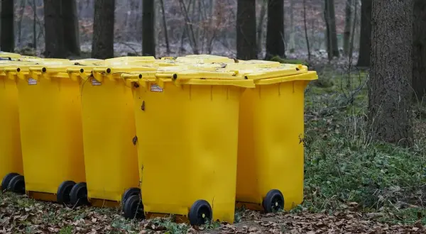 Gdzie wyrzucić zniszczone buty? Poznaj prawidłowe metody utylizacji