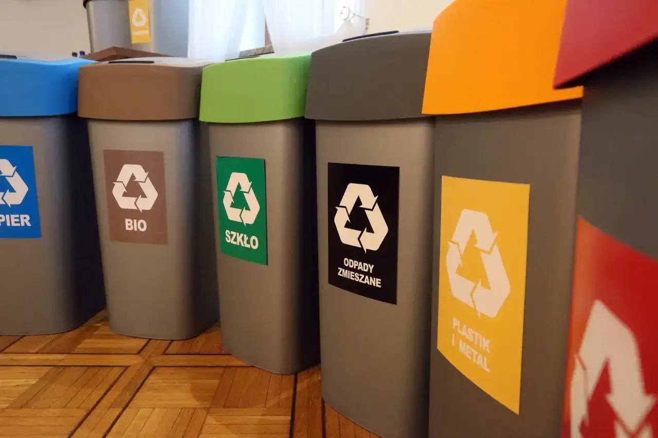 Kolorowe pojemniki ułatwiają segregację śmieci: papier, bio, szkło, odpady zmieszane, plastik i metal.